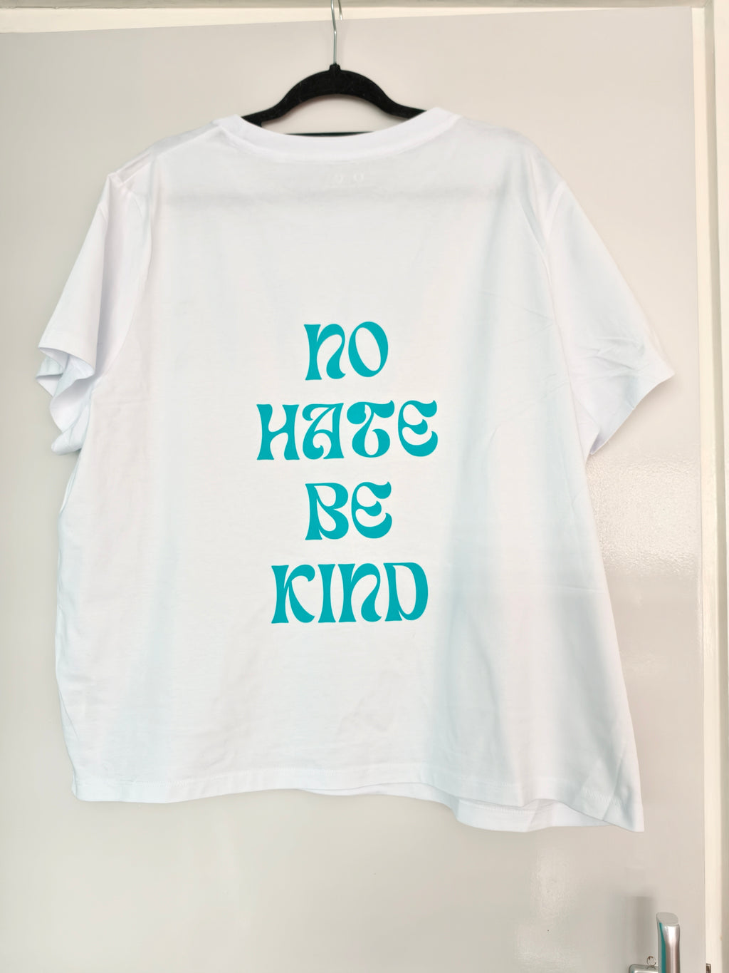 Organic fitted T-shirt 'No hate be kind'