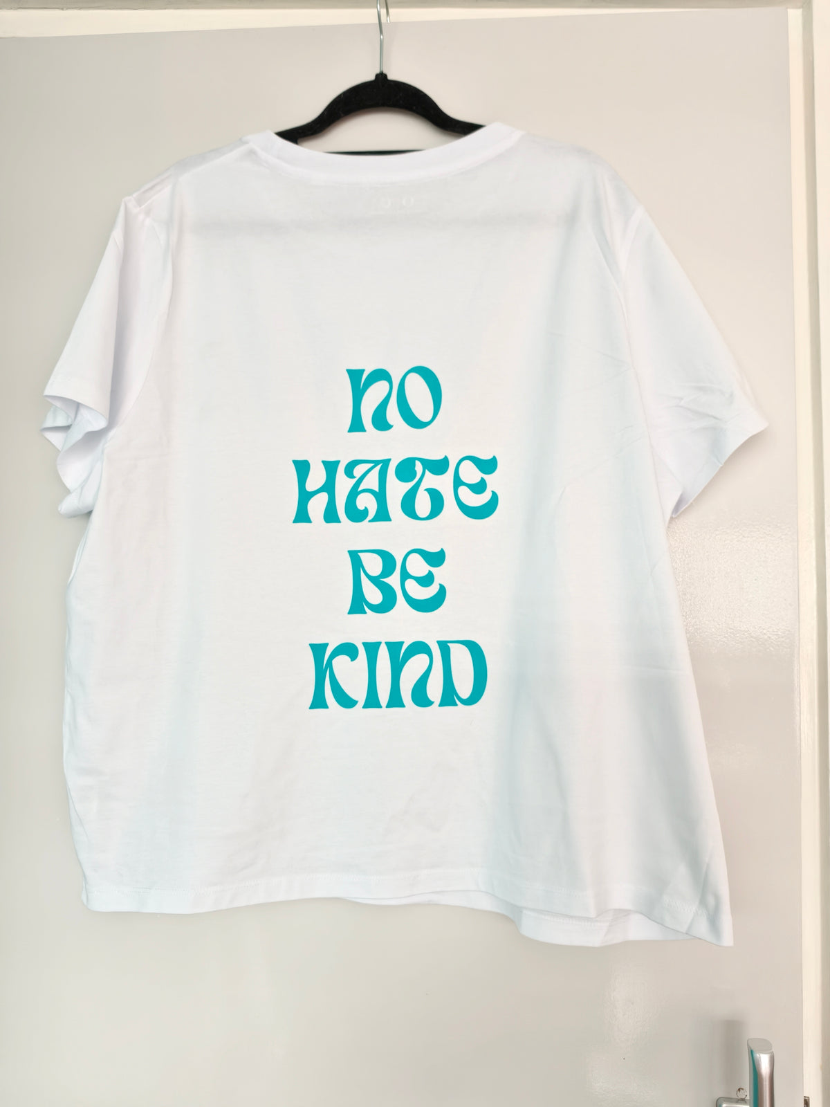 Organic fitted T-shirt 'No hate be kind'