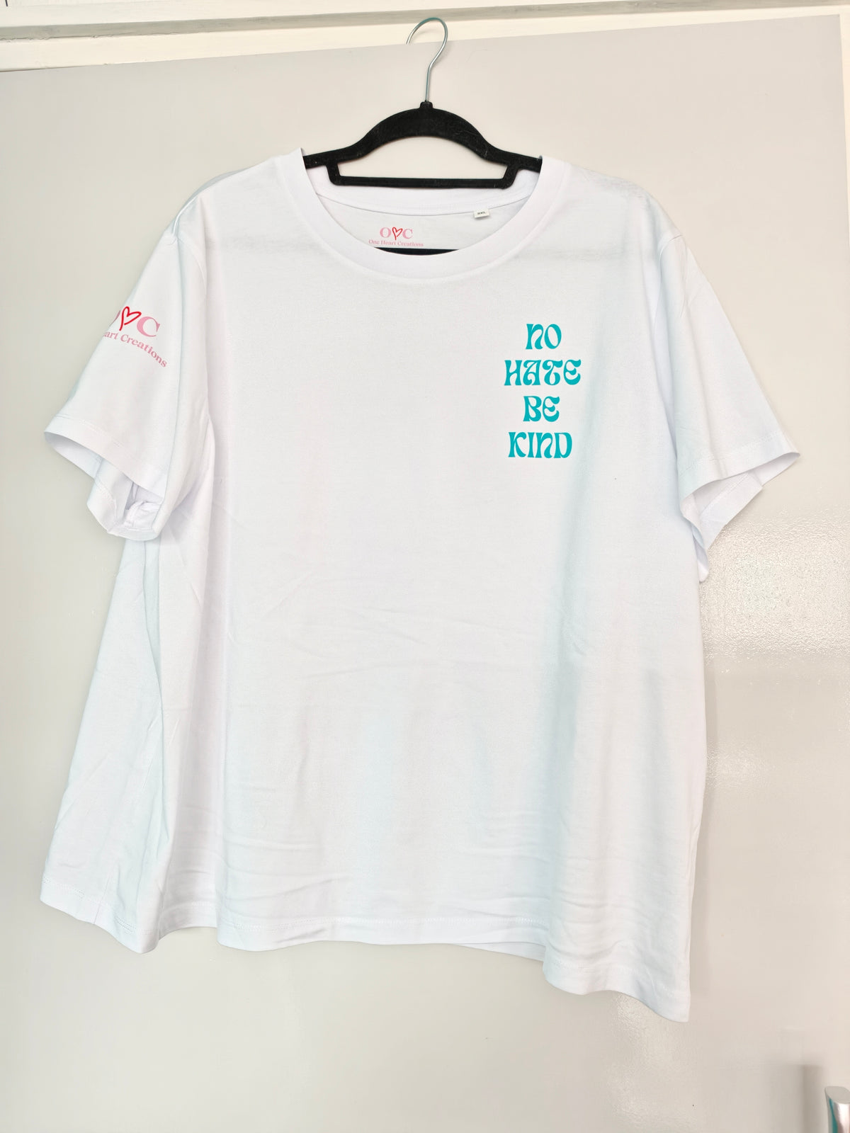 Organic fitted T-shirt 'No hate be kind'
